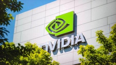 英伟达(NVDA)股价飙升，Corvex签下多年期Blackwell GPU订单